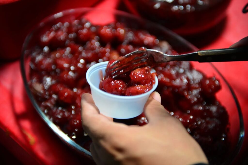 Muestra de dulce tradicional rojo servida durante la Feria del Dulce 2026 en Valledupar.