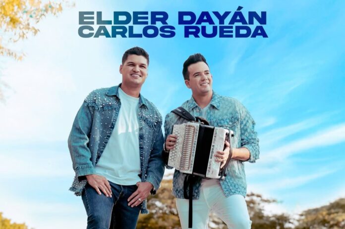 Elder Dayán Díaz y Carlos Rueda posando sonrientes con un acordeón blanco en el Parque de la Leyenda Vallenata.