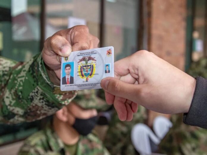 entrega de libreta militar a un joven beneficiario en la jornada de reparación integral en Valledupar.