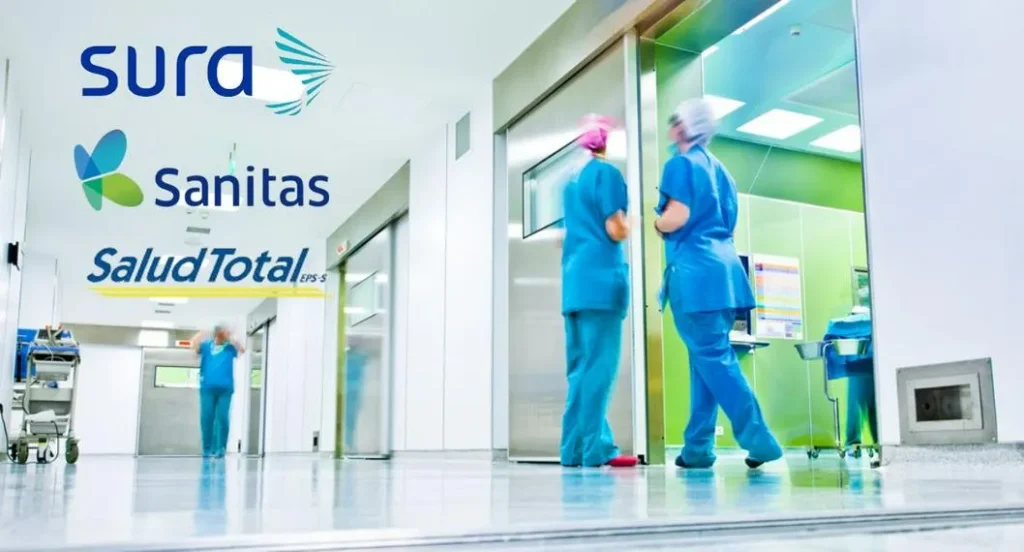 Personal médico en clínica junto a logos de Sura, Sanitas y Salud Total, EPS en Colombia para cambio de entidad de salud