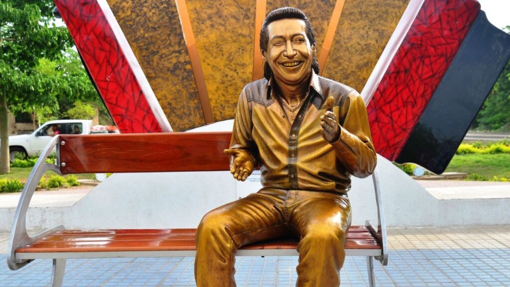Estatua de Diomedes Díaz en el Parque de la Provincia en Valledupar, homenaje al ícono del vallenato