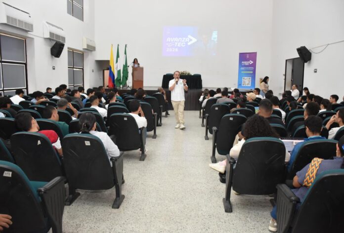 Estudiantes y docentes participando en la jornada inaugural de AvanzaTEC en Valledupar
