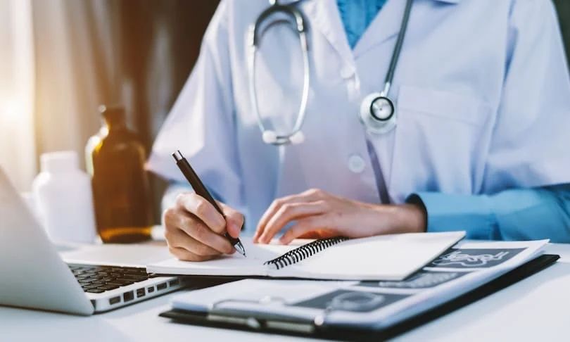 Estudiante de medicina o profesional de la salud tomando notas, representando el nuevo enfoque de salud familiar y comunitaria de la UPC.