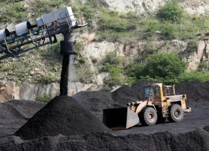 Maquinaria descarga carbón en una zona minera durante el debate sobre la transición minera en Valledupar.