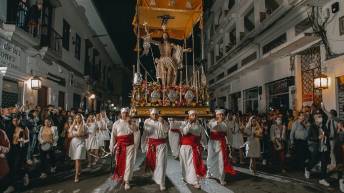Tendencias de viaje Semana Santa 2026 con procesiones y turismo religioso en Colombia