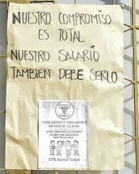 Cartel con mensaje sobre salario durante una protesta de trabajadores de Asmet Salud.