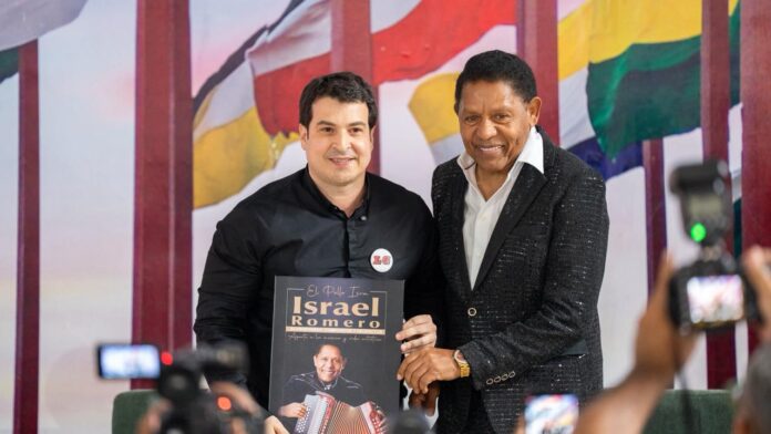 Israel Romero recibe reconocimiento durante homenaje en Valledupar en la Biblioteca Rafael Carrillo Lúquez