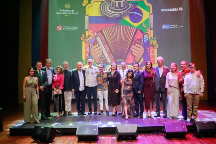 Delegación de la Fundación Festival de la Leyenda Vallenata y diplomáticos en el lanzamiento del 59° Festival en el Teatro Plinio Marcos de Brasilia.