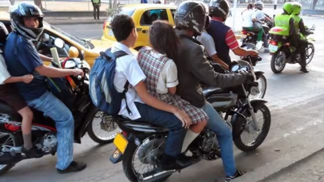 Motocicleta con tres personas en Valledupar, ejemplo de sobrecupo y riesgo en la vía