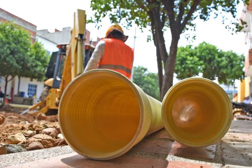 Tuberías para obras de acueducto y alcantarillado en una calle en intervención