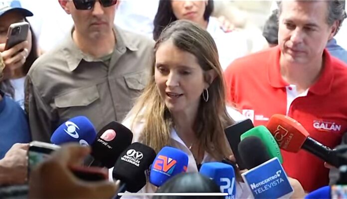 Paloma Valencia habla con medios durante visita a Valledupar sobre seguridad y democracia