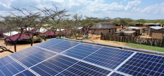 programa Colombia Solar en el Cesar. Muestra paneles solares instalados en viviendas rurales y detalla beneficios como ahorro en factura, energía limpia y requisitos para estratos 1, 2 y 3 en Valledupar.