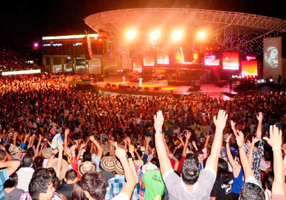 Parque de la Leyenda Vallenata en Valledupar lleno de personas durante el Festival Vallenato