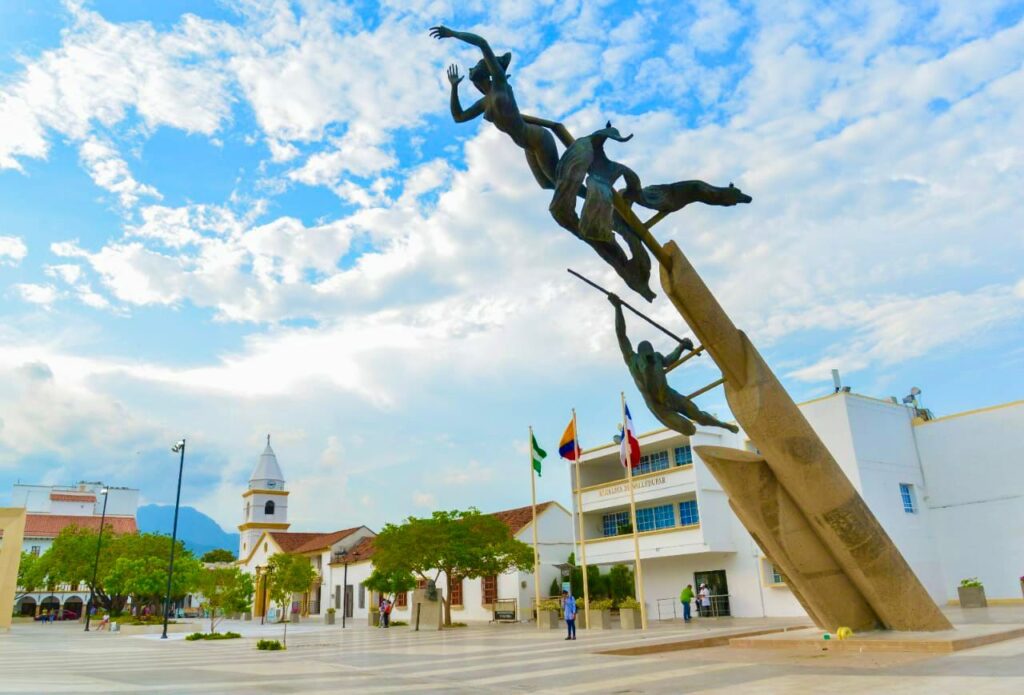 Plaza Alfonso López en Valledupar con escultura y arquitectura colonial, símbolo cultural de la ciudad