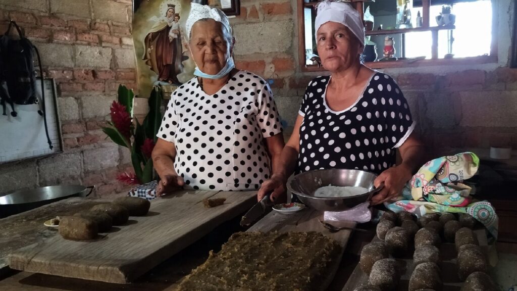 Mujeres preparando dulces tradicionales de Semana Santa en casa en Valledupar
