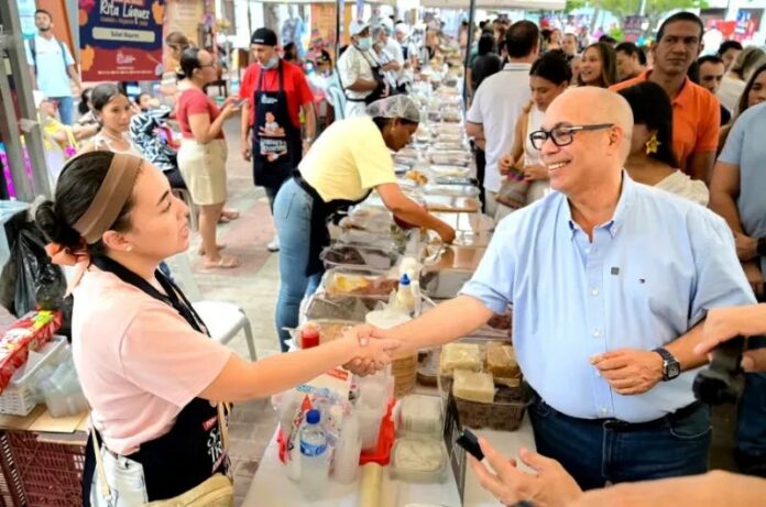 Recorrido por los puestos de la Feria del Dulce 2026 durante su inauguración en Valledupar.