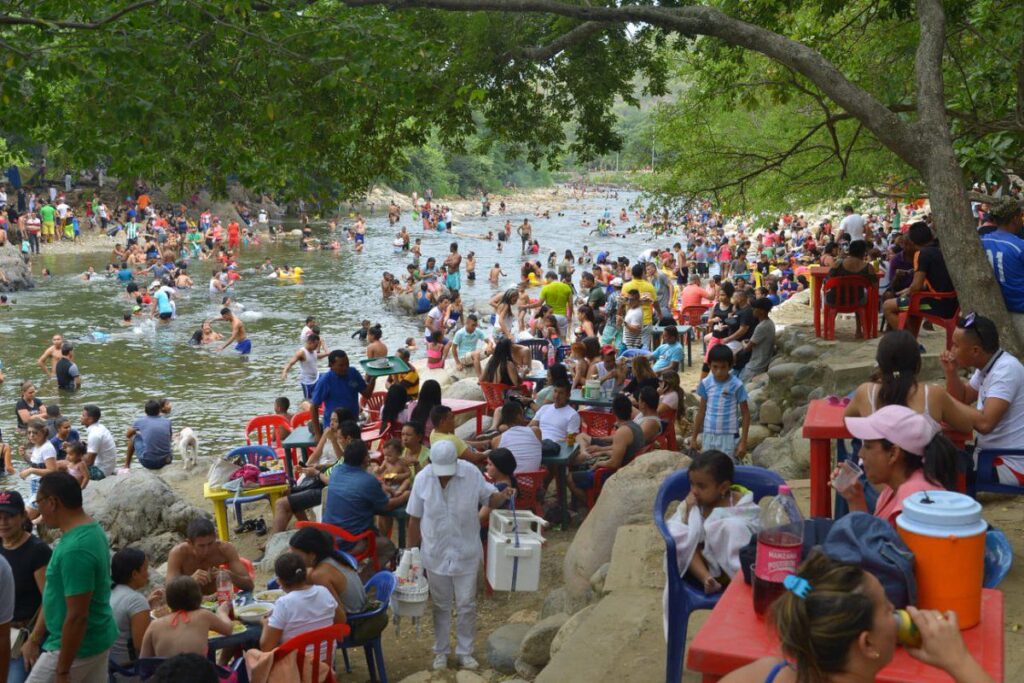 Alta afluencia de turistas en el balneario del río Guatapurí en Valledupar, evidenciando la presión humana sobre el ecosistema.