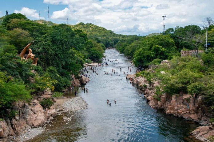 Vista panorámica del río Guatapurí en Valledupar, ecosistema natural y atractivo turístico del Cesar
