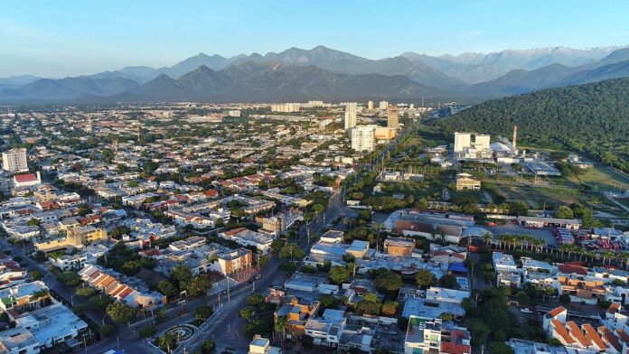 Vista panorámica de Valledupar con la Sierra Nevada de Santa Marta al fondo