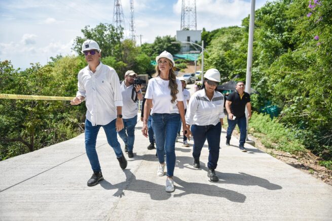 Gestión en el Mirador del Ecce Homo: La secretaria de Ambiente del Cesar, Melissa Gómez, junto a otros funcionarios de la Gobernación, recorre las obras de la segunda fase en el cerro de Valledupar. Usan cascos de seguridad.