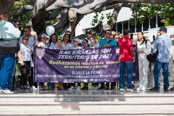 Docentes de Valledupar en plantón frente a la Alcaldía por la prima de antigüedad.