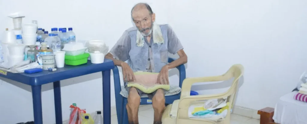 Adulto mayor en abandono en Valledupar sentado en condiciones precarias en vivienda del barrio Cañaguate