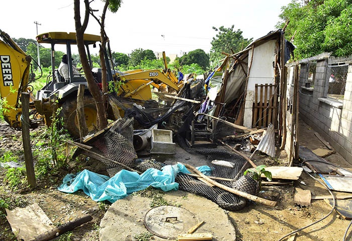 Maquinaria pesada tipo retroexcavadora realizando el desmonte de estructuras ilegales en un operativo contra las invasiones en Valledupar.