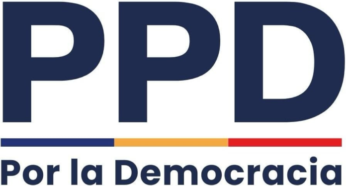 Logotipo oficial del Partido por la Democracia (PPD) de Chile, con sus siglas en azul oscuro y la frase 'Por la Democracia' sobre una línea tricolor.