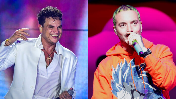 Silvestre Dangond en traje blanco y J Balvin con cabello verde y sudadera naranja, actuando en vivo.