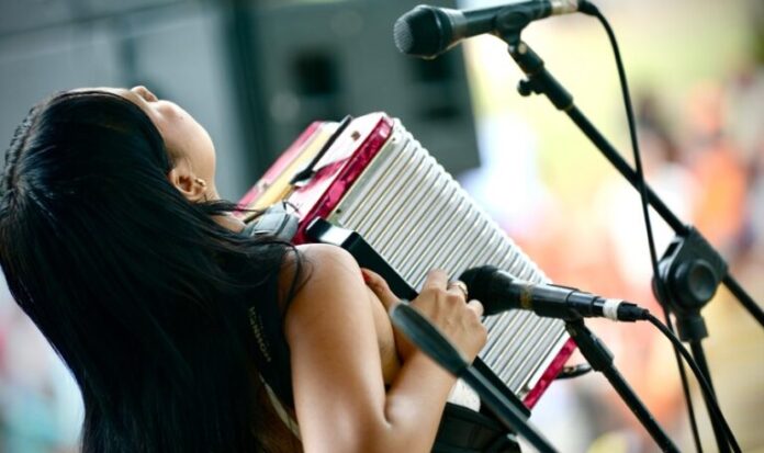 Primer plano de una participante en la categoría Acordeonera Mayor en el Festival Vallenato 2026 ejecutando el acordeón durante el concurso.