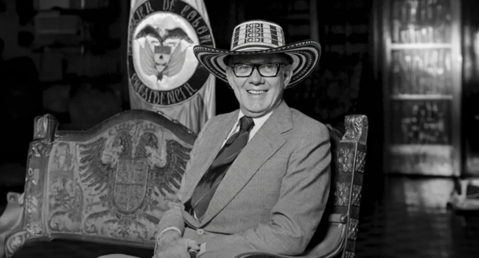 Alfonso López Michelsen sonriendo con un sombrero vueltiao en el palacio presidencial de Colombia.