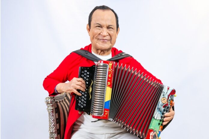 Maestro Alfredo Gutiérrez celebrando su cumpleaños 83 con acordeón, único Trirey del Festival Vallenato.