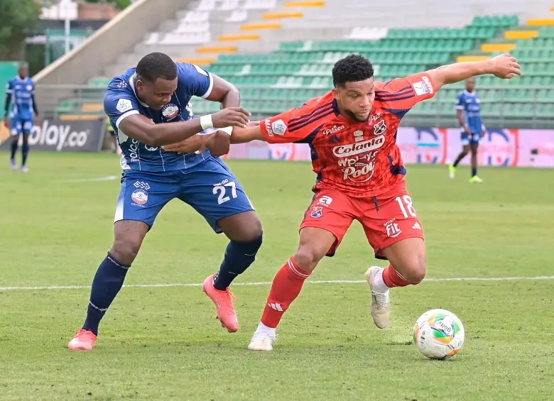 Duelo entre un jugador de Alianza Valledupar y uno del Deportivo Independiente Medellín en el estadio Armando Maestre Pavajeau.