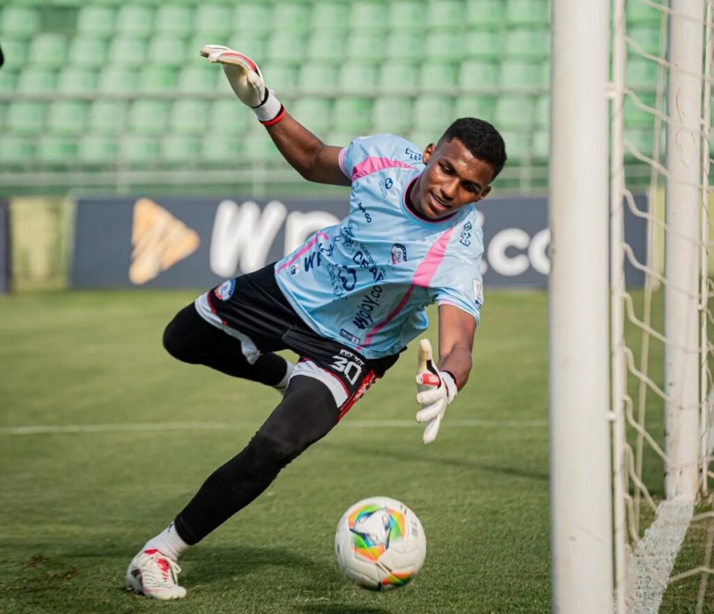 El arquero Antonio Simancas, convocado a la Selección Colombia Sub-20, realiza una atajada con Alianza durante un partido de fútbol en Valledupar.