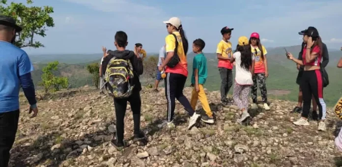 Habitantes y turistas iniciando el ascenso al Cerro Pantanillo en Caracolí.