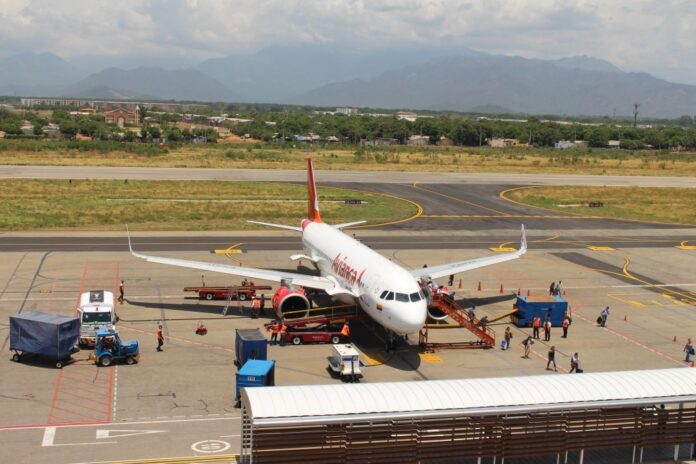 Avión de Avianca en la pista del Aeropuerto Alfonso López Pumarejo durante el operativo del Festival Vallenato.