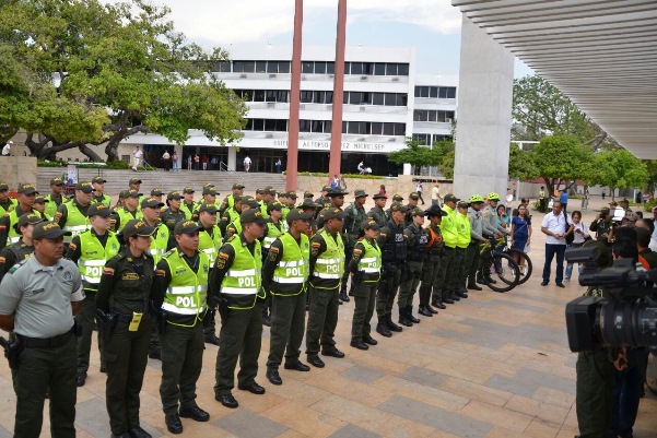 Filas de uniformados de la Policía Nacional reforzando la seguridad para el Festival Vallenato 2026 en la plaza principal de Valledupar.
