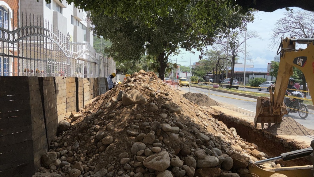 Obras de pavimentación y reparación de alcantarillado en la Avenida Sierra Nevada en Valledupar para mejorar el flujo vehicular.