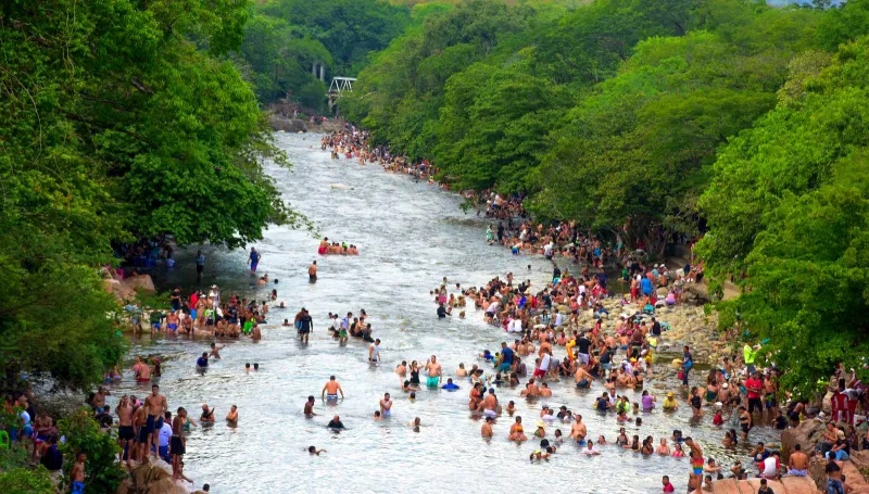 Multitud de turistas y bañistas en el Balneario Hurtado del río Guatapurí durante la temporada de Festival en Valledupar.