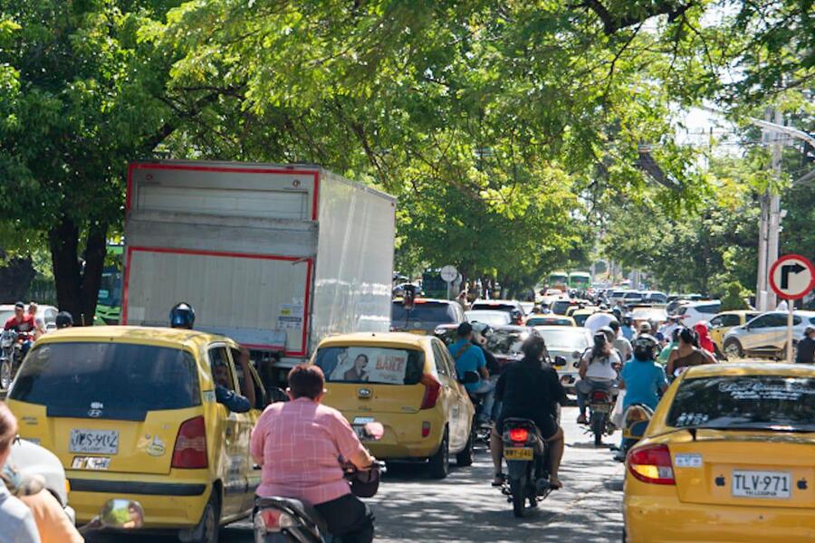 Trancón y colapso de movilidad en Valledupar por obras viales antes del Festival Vallenato.