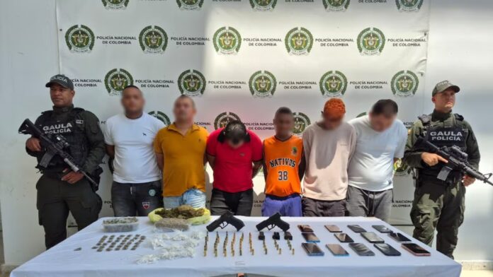 Capiurtas Gaula Valledupar: Diez hombres con rostros borrados junto a armas y droga incautada.