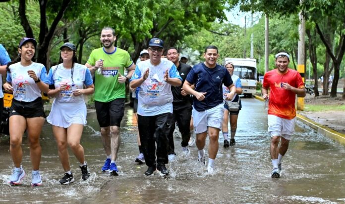Participantes corriendo bajo la lluvia durante la primera edición de la Carrera por el Autismo en Valledupar.