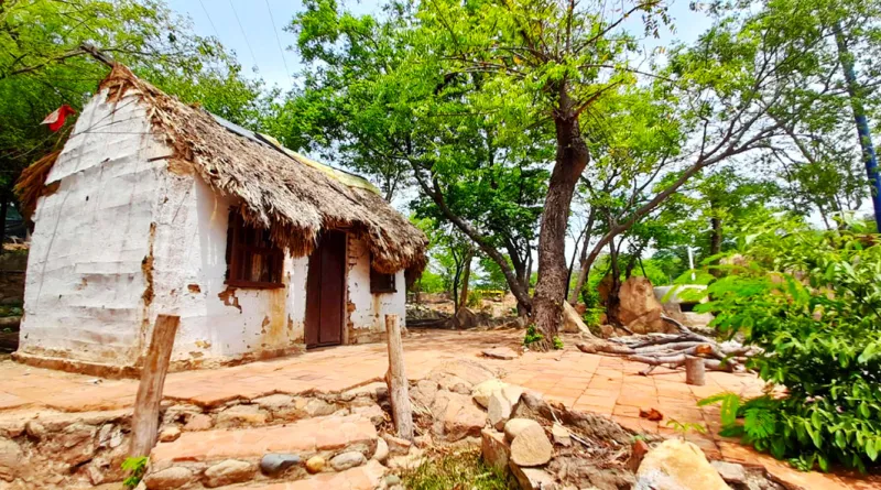 Casa de bahareque deteriorada en el Pueblito Vallenato en Valledupar