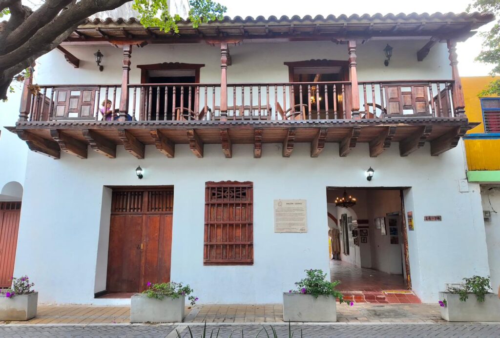 Fachada de la histórica Casa de los Castellanos en Valledupar, sede de la Exposición Cha Cun Chá, mostrando sus balcones coloniales de madera.