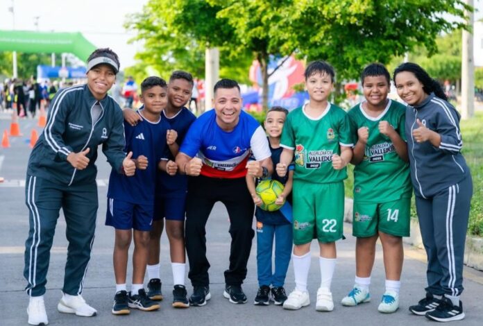 Niños deportistas y entrenadores del Inder celebrando el Día de la Niñez en las Vías Activas y Saludables de Valledupar.