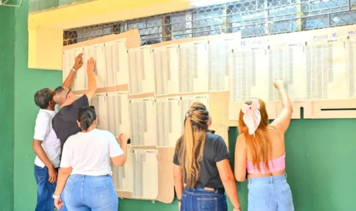 Ciudadanos verificando sus puestos de votación en los listados electorales durante las Elecciones JAC 2026 en Valledupar.