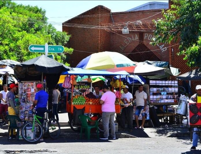 Puestos de frutas y comercio informal frente a la Galería Popular de Valledupar.