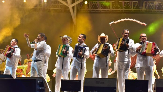 Acordeoneros profesionales compitiendo en la tarima por la corona de Rey Profesional en el Festival Vallenato 2026 en Valledupar.