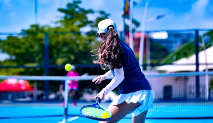 Joven tenista realizando un golpe de revés durante el torneo de tenis en Valledupar en el Complejo de Raquetas.