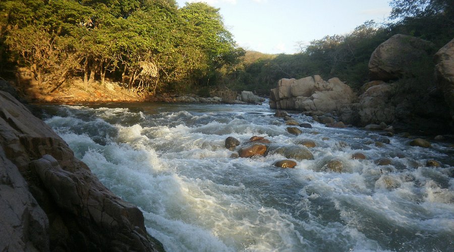 Río Guatapurí descendiendo de la Sierra Nevada de Santa Marta, fuente hídrica clave para Valledupar